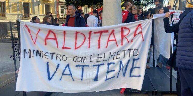Valditara contestato a Cagliari, ‘ministro con elmetto vattene’