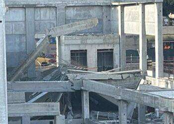 Crollo in un cantiere di un supermercato a Firenze. Morti e feriti