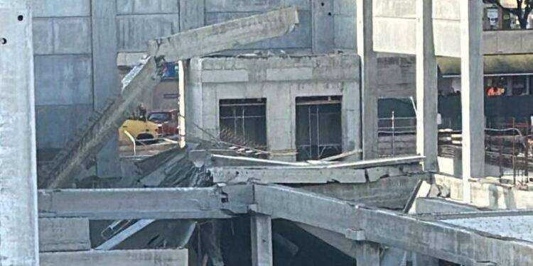 Crollo in un cantiere di un supermercato a Firenze. Morti e feriti