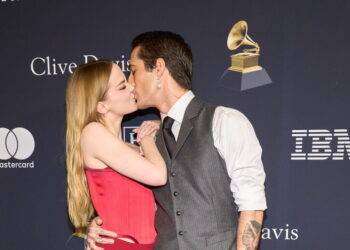 Damiano dei Maneskin e Dove Cameron baci sul carpet dei Grammy