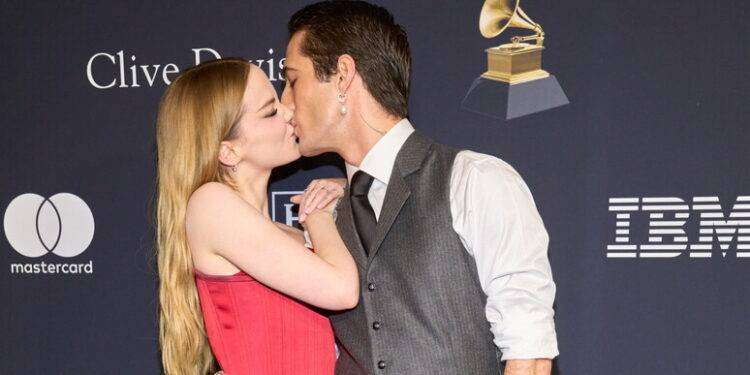 Damiano dei Maneskin e Dove Cameron baci sul carpet dei Grammy