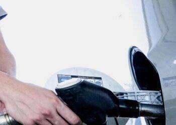 I grandi successi del governo Meloni, ripartono i rincari: benzina al servito sfonda 2,5 euro