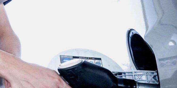 I grandi successi del governo Meloni, ripartono i rincari: benzina al servito sfonda 2,5 euro