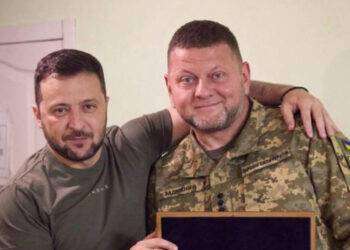 Dopo la fallimentare controffensiva, Zelensky silura il capo delle forze armate Zaluzhny: è caos nel regime ucraino