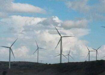 Un muro di pale eoliche davanti al Supramonte, è battaglia