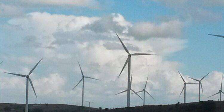 Un muro di pale eoliche davanti al Supramonte, è battaglia
