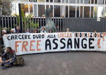 Il movimento Free Assange chiama gli italiani alla mobilitazione: appuntamenti in tutta Italia