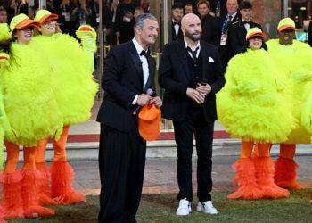 Da Fiorello e Amadeus mea culpa, terrificante la gag con Travolta. Ed è polemica pubblicità occulta