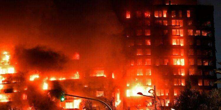 Grattacielo in fiamme a Valencia, persone intrappolate