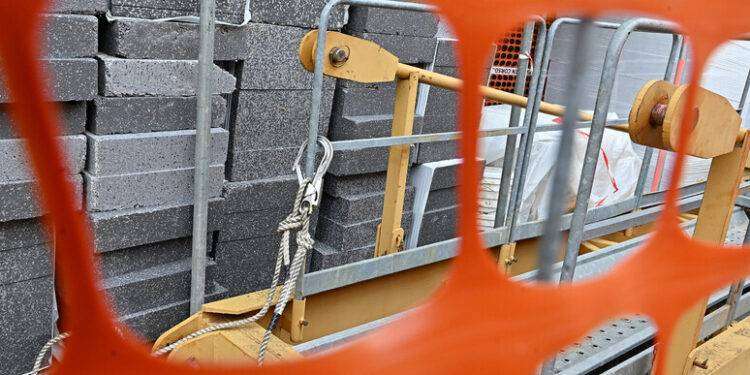 Sanremo, un operaio cade da un’impalcatura