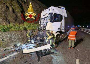 Scontro tra due tir sulla 131: feriti i conducenti