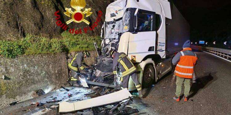 Scontro tra due tir sulla 131: feriti i conducenti