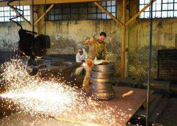 Orrori della guerra in una provocatoria performance artistica