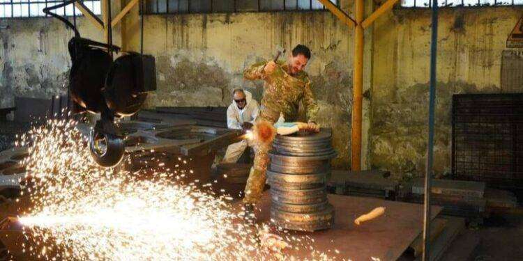 Orrori della guerra in una provocatoria performance artistica