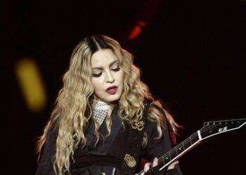 Madonna cade da una sedia sul palco, si rialza e canta