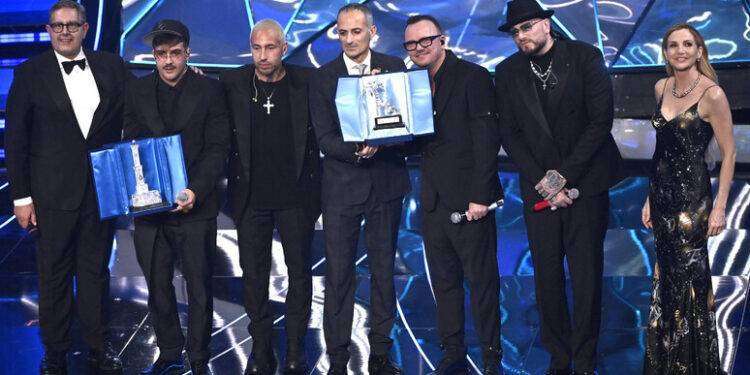 Sanremo 2024, Geolier vince la serata delle cover: fischi tra il pubblico e commenti negativi sui social