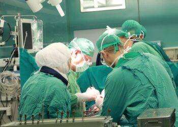 Non respira per un tumore alla gola, salvato alla nascita