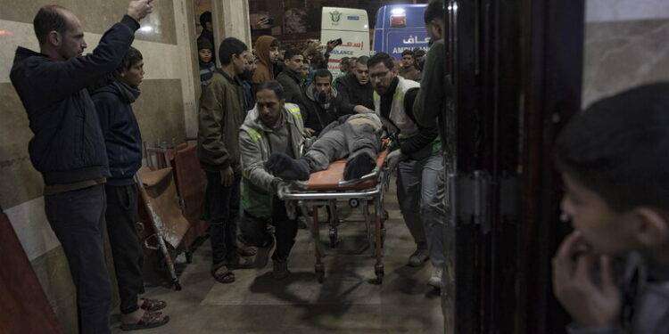 Gaza, media: Israele attacca ospedale a Khan Yunis, vittime
