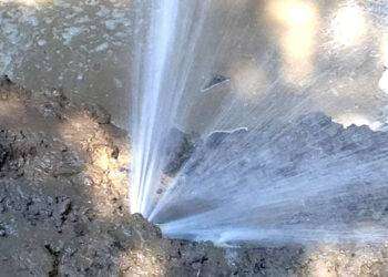 Cagliari, esplode condotta: via dei conversi si trasforma in un fiume