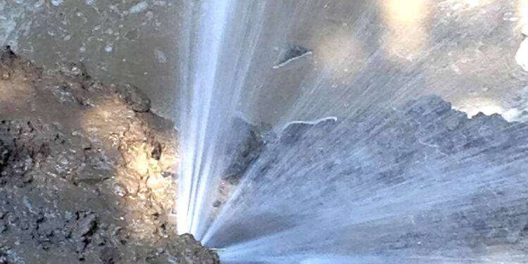 Cagliari, esplode condotta: via dei conversi si trasforma in un fiume