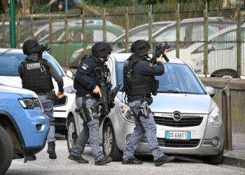 Uomo armato barricato in casa a Napoli