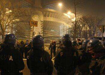 Bombe carta contro polizia, 50 interisti in questura