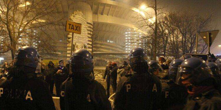 Bombe carta contro polizia, 50 interisti in questura