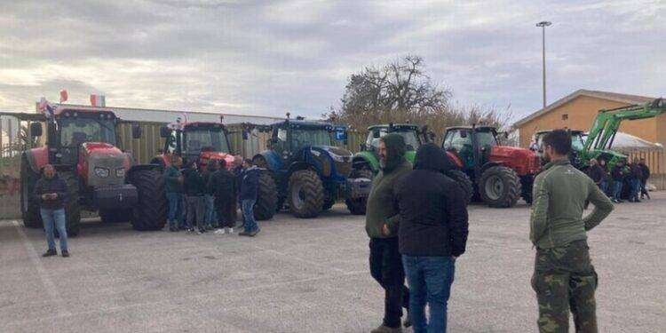 Protesta trattori, resta in piedi il presidio a Porto Torres