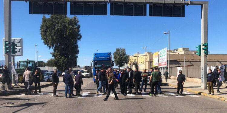 Protesta trattori, traffico bloccato all’ingresso di Cagliari
