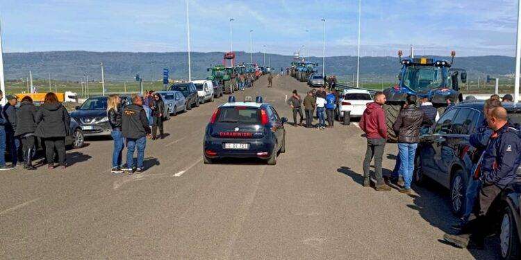 Protesta trattori, agricoltori in corteo sulla Sassari-Olbia