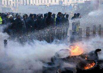 Trattori per le strade di Bruxelles, blocchi, roghi e lancio di bottiglie