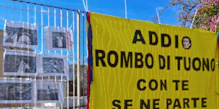 Riva, striscione al cimitero di Bonaria a un mese da scomparsa