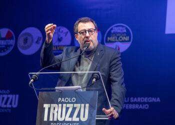 Salvini al mercato Cagliari tra selfie e qualche contestazione