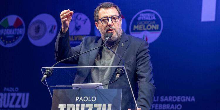 Salvini al mercato Cagliari tra selfie e qualche contestazione