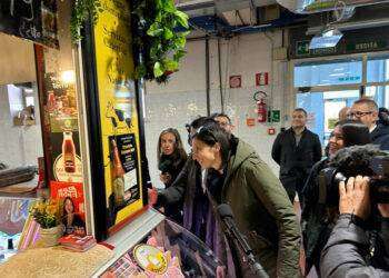 Siparietto al mercato tra pensionata e Schlein,’vada a lavorare’