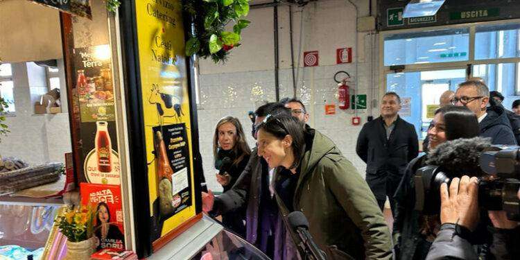 Siparietto al mercato tra pensionata e Schlein,’vada a lavorare’