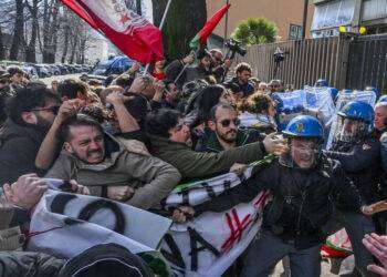 Palestina, spintoni e manganellate davanti alla sede Rai a Napoli