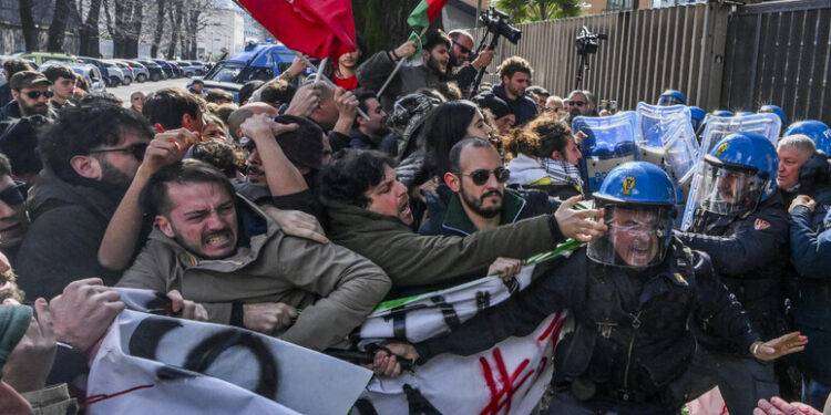 Palestina, spintoni e manganellate davanti alla sede Rai a Napoli
