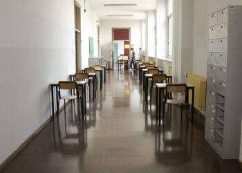 Prof seguita e presa a sassate da studenti delle medie