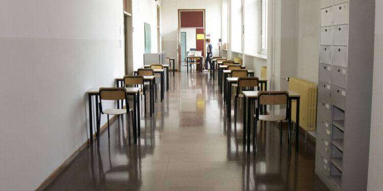 Prof seguita e presa a sassate da studenti delle medie