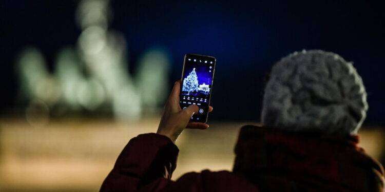 Piccolo comune francese contro il cellulare nei luoghi pubblici