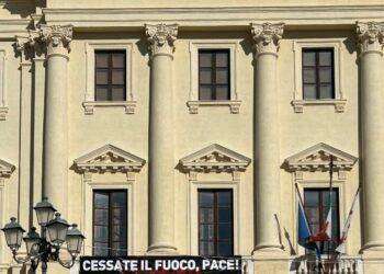 Striscione pacifista sul palazzo della Provincia di Sassari