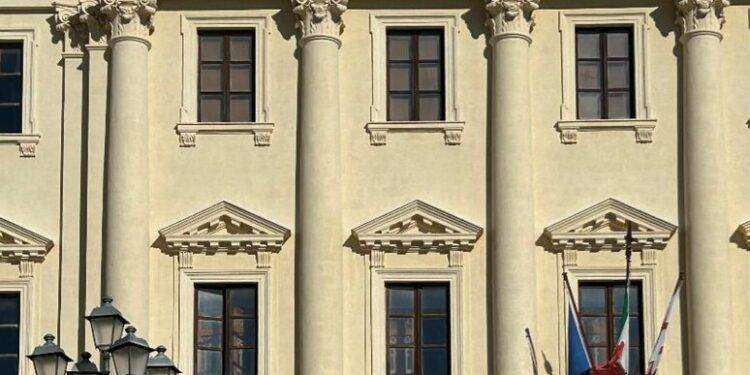 Striscione pacifista sul palazzo della Provincia di Sassari