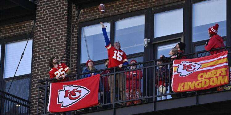 Spari alla parata del Super Bowl, un morto e 9 feriti