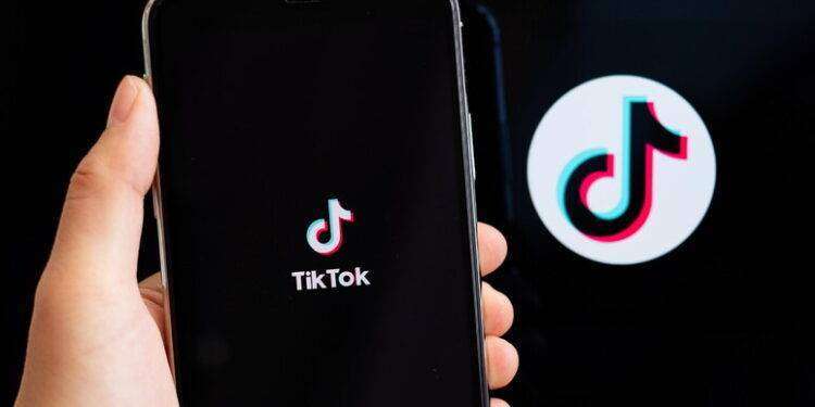 Tiktok è il social su cui gli italiani trascorrono più tempo