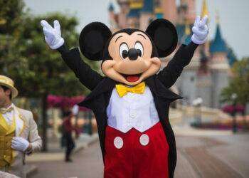 Topolino e Pluto vogliono il sindacato a Disneyland