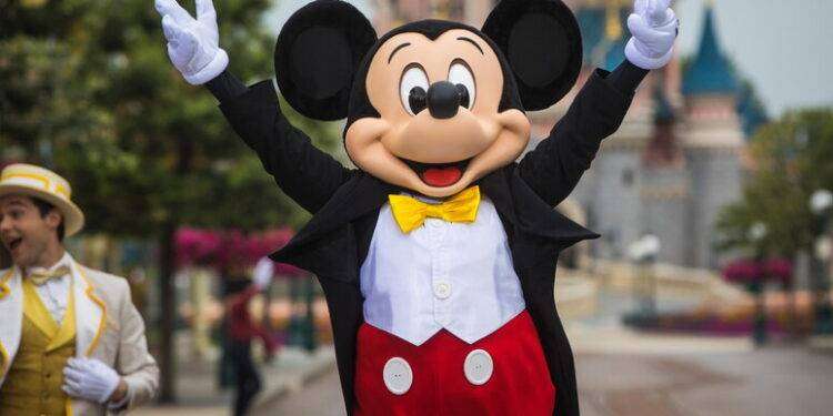 Topolino e Pluto vogliono il sindacato a Disneyland