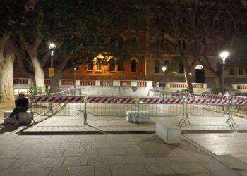 Cagliari, da oltre 20 giorni transenne e sporcizia in centro : degrado in piazza Garibaldi