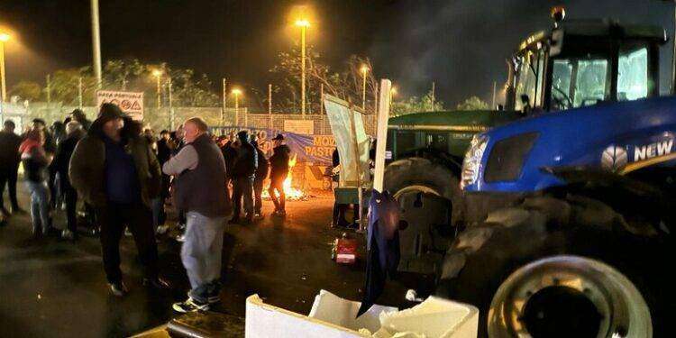 Protesta trattori, seconda notte al porto di Cagliari
