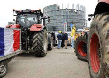 I trattori bloccano ingresso dell’Eurocamera a Strasburgo